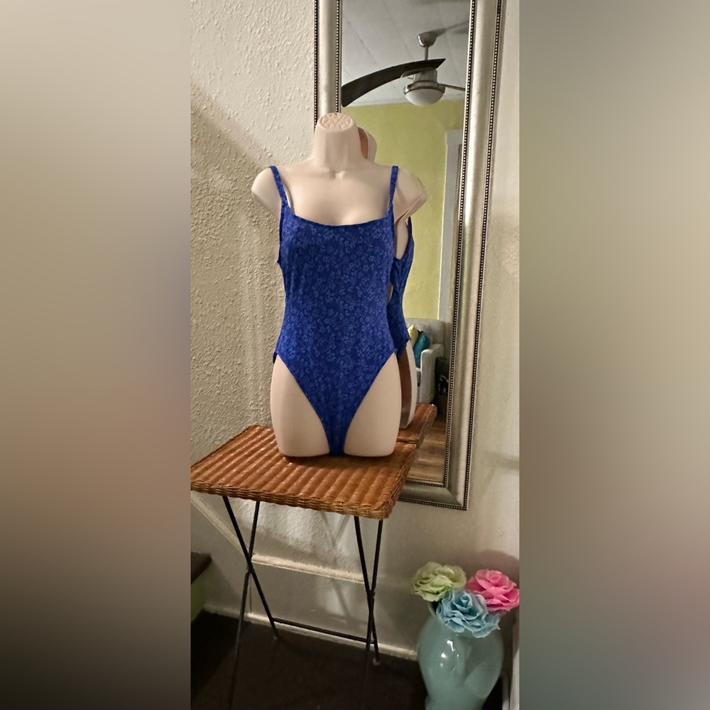 Raisins Women’s One Piece Bathing Suit Size M